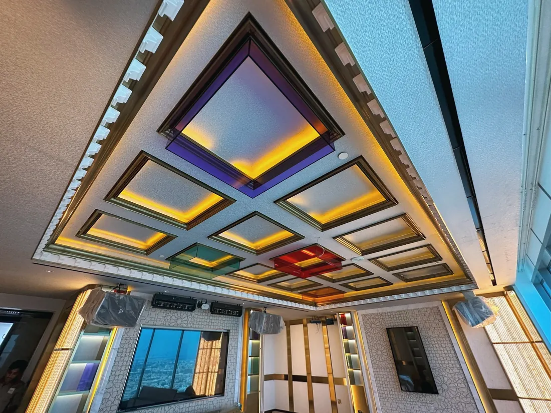 Amethyst Club, H Hotel Zabeel: coffered mirrored ceiling with gold trim (frame 1 of 3)