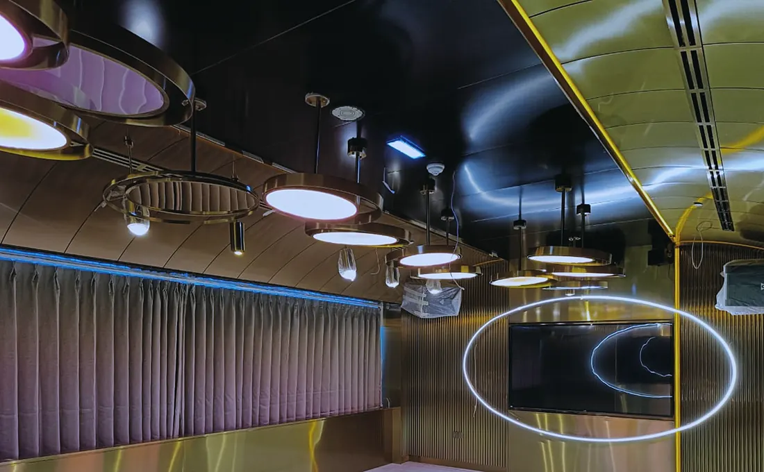 Amethyst Club: lounge with ring lights, curtains and mirrored ceiling (bottom cropped: watermark and floor protection) (frame 2 of 3)